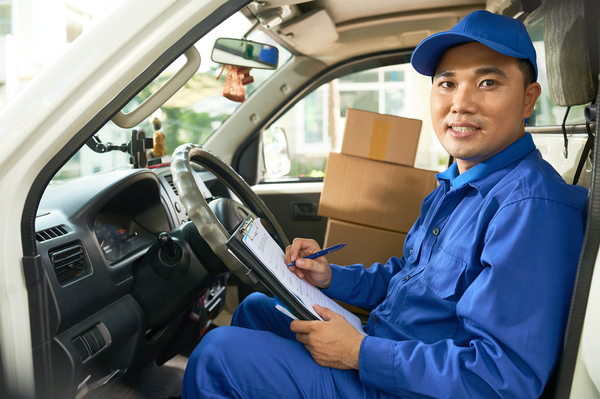 Develiry-truck-driver-checking-document-nnlw2f7